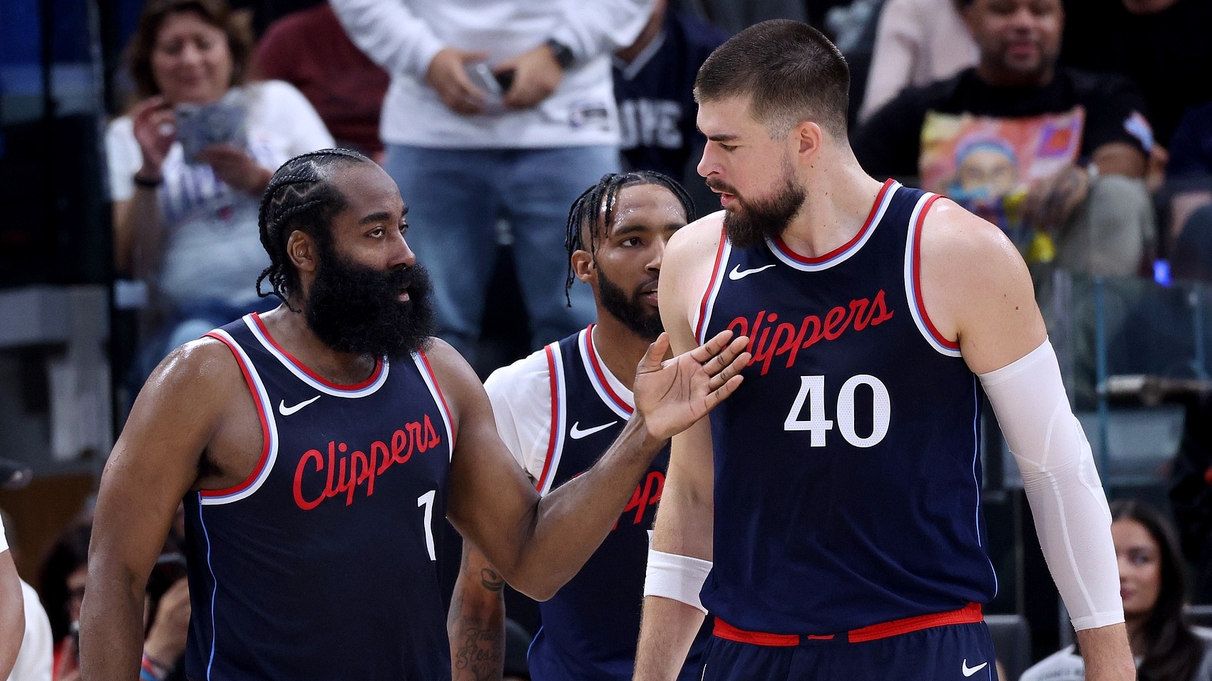 独行侠鏖战中国男篮，莫里斯一己之力扛起全队