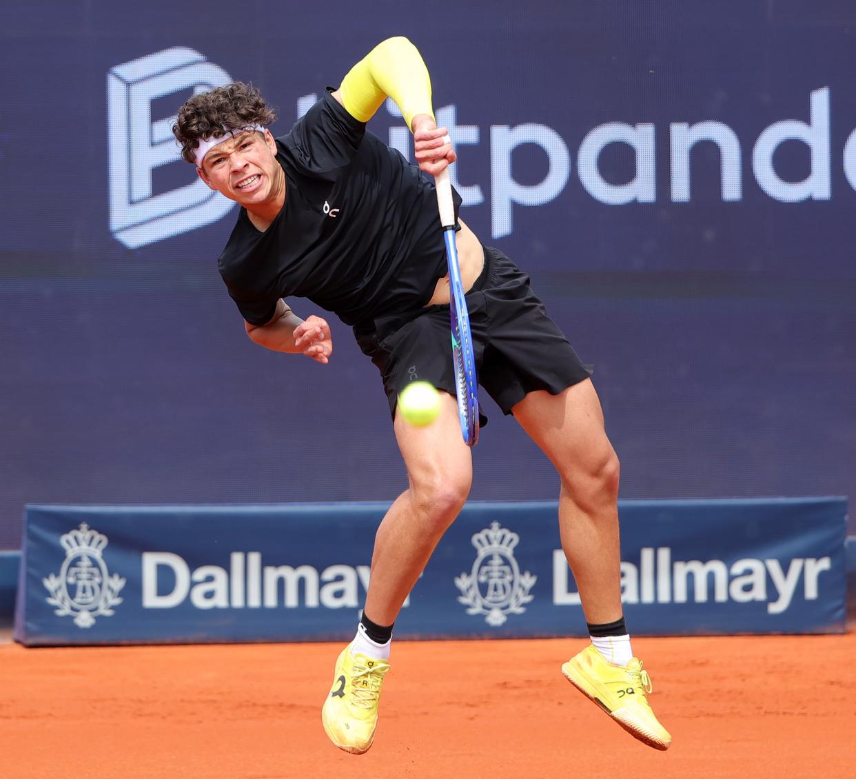 包含美国网球队爆冷德国网球队，兹维列夫关键制胜的词条