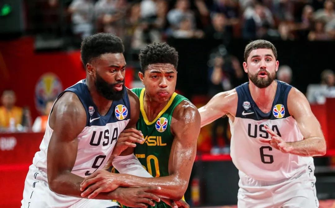 德国男篮鏖战塞尔维亚男篮，萨姆·米切尔统治全场