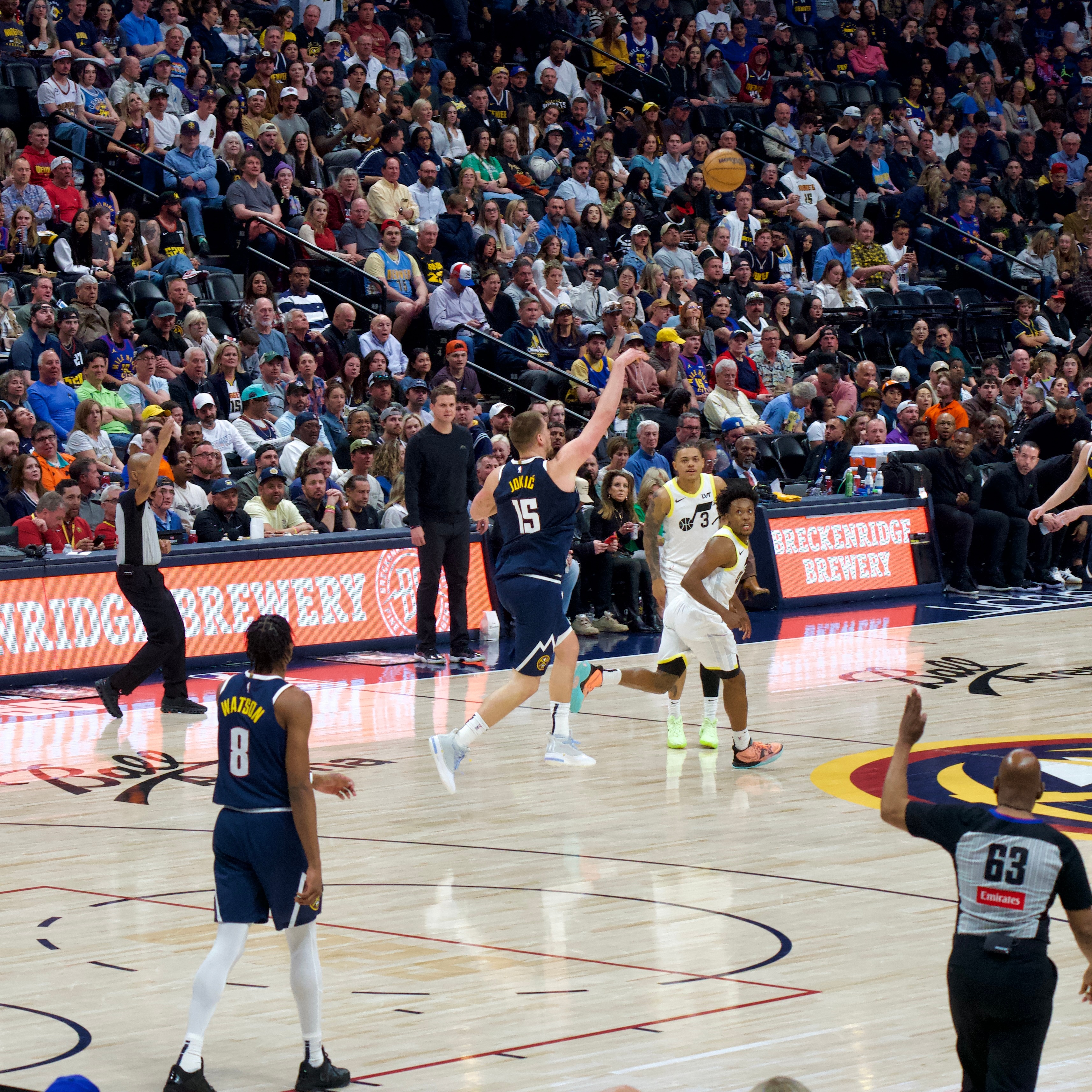 德国男篮鏖战塞尔维亚男篮，萨姆·米切尔统治全场