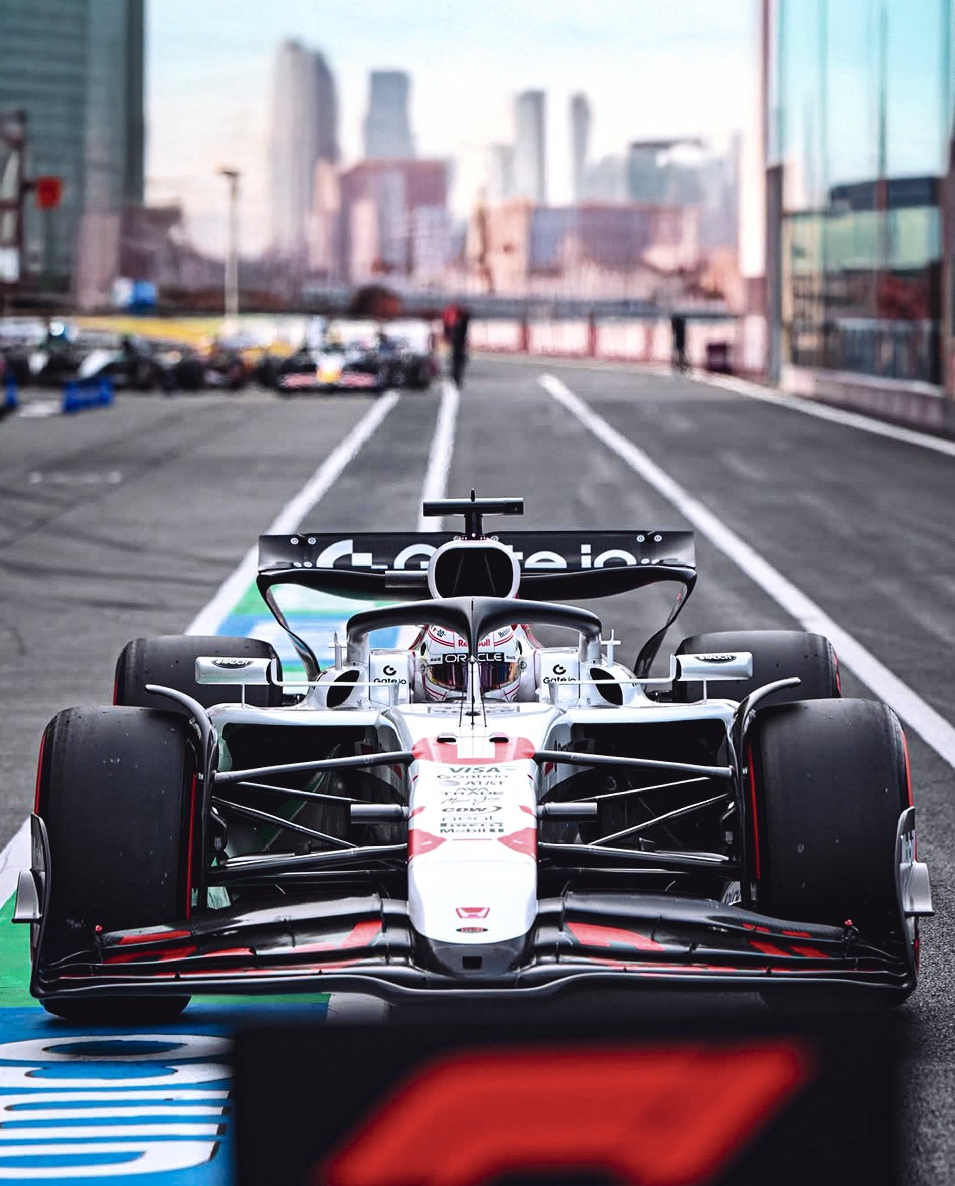 哈斯车队险胜索伯车队，维斯塔潘惊艳四座