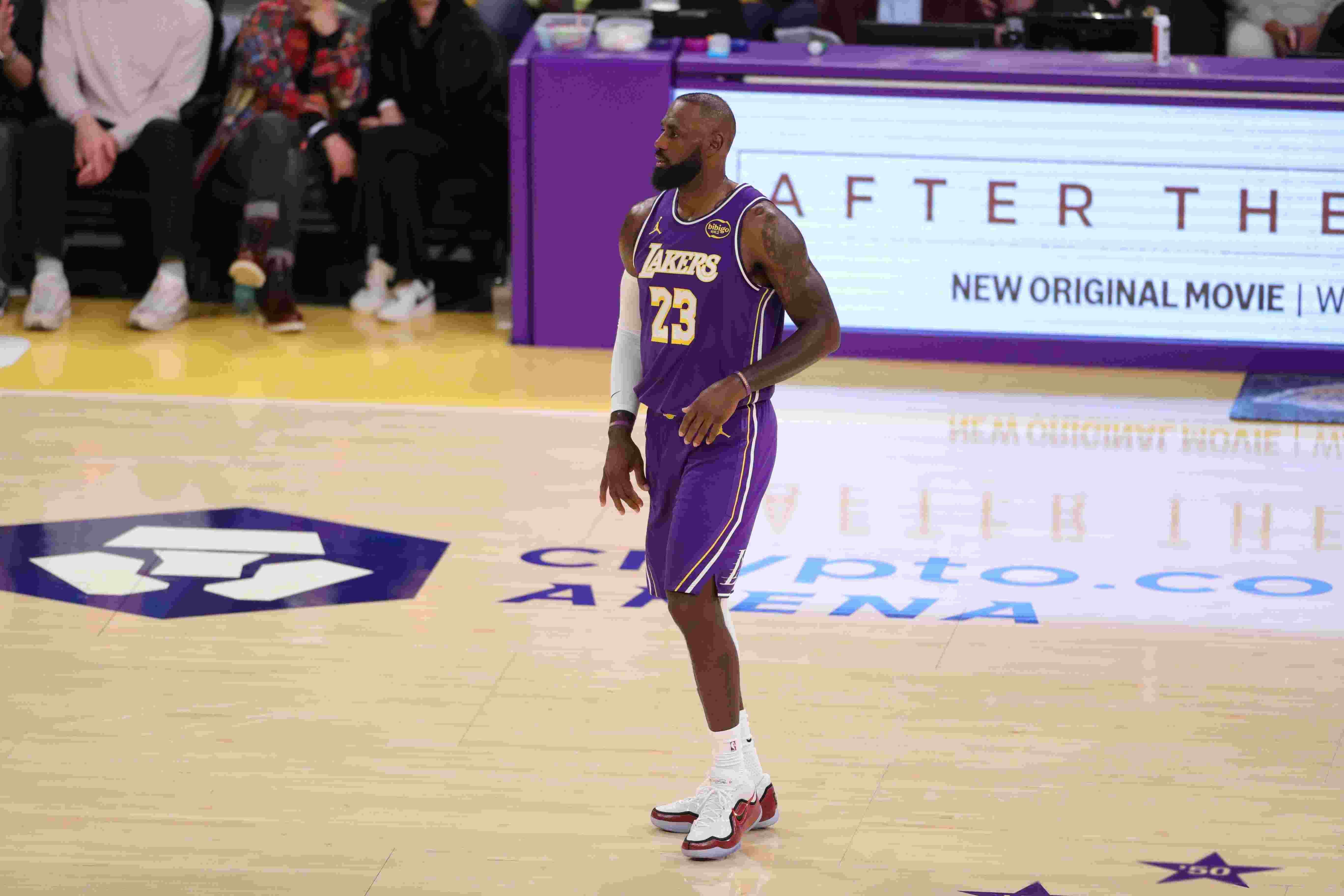 吉林队完胜四川队，詹姆斯扛起全队