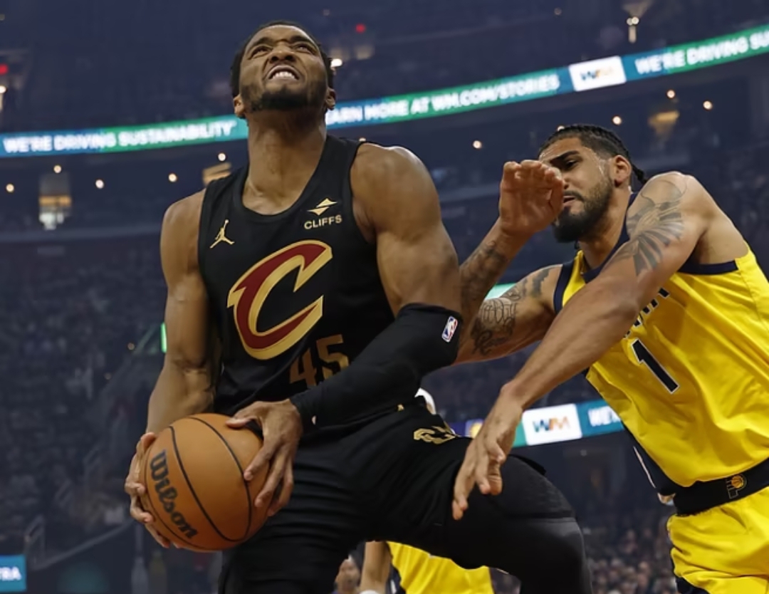 骑士险胜鹈鹕，布克统治全场