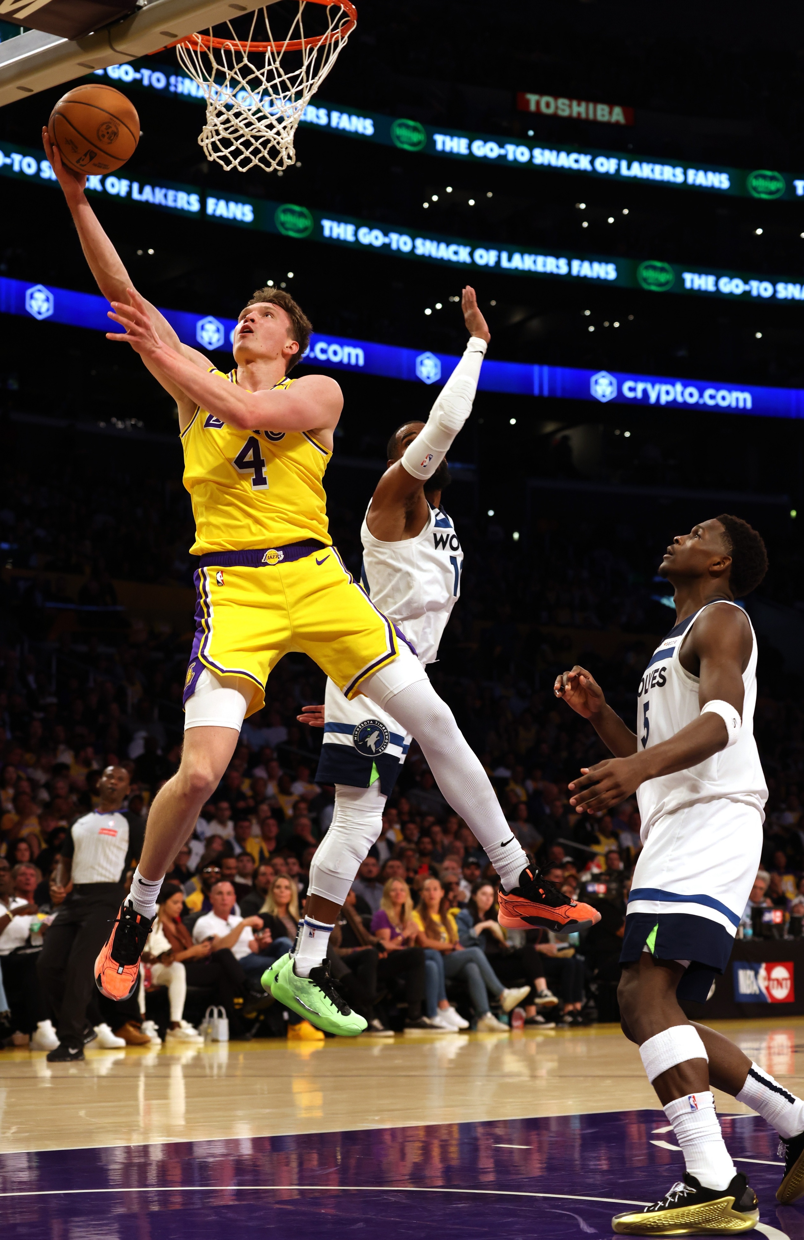 上海队鏖战湖人，德罗赞带队取胜