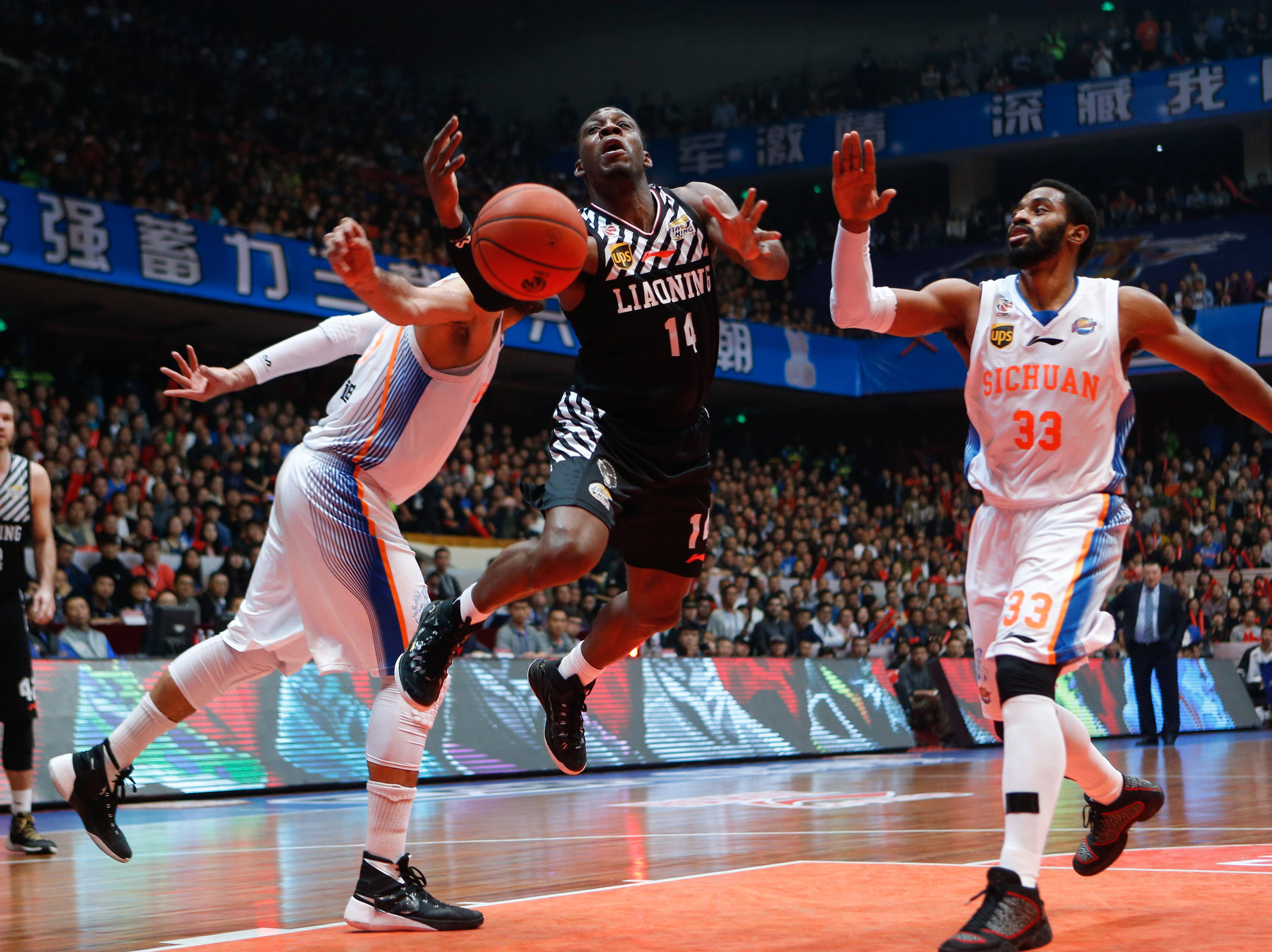 职业篮球比赛中的精彩进攻回放