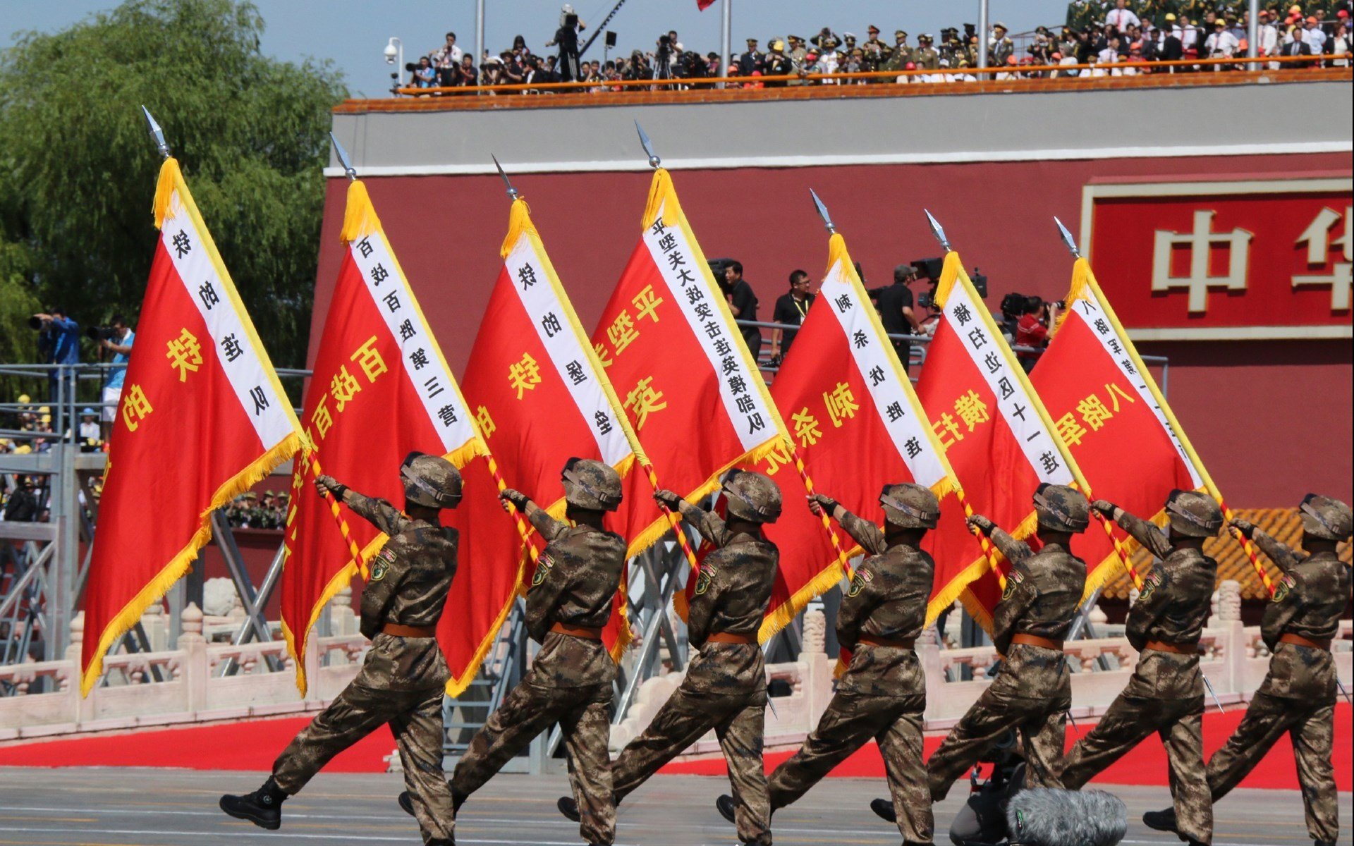 门神壁垒，拉亚六次神扑改写历史，巴黎让德国足球痛饮新愁